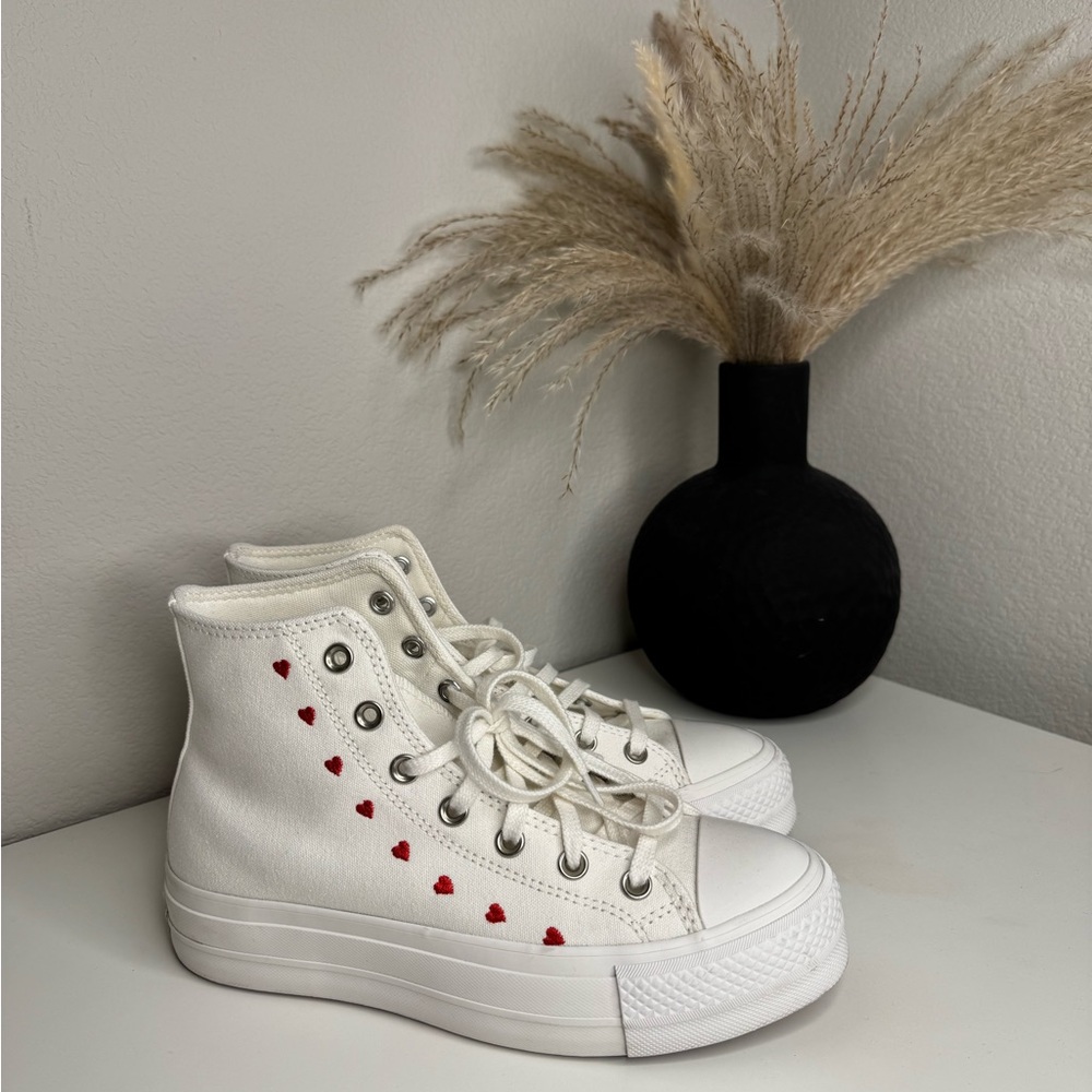 Converse Chuck Taylor All Star Lift Platform High 'Embroidered Hearts - White'
